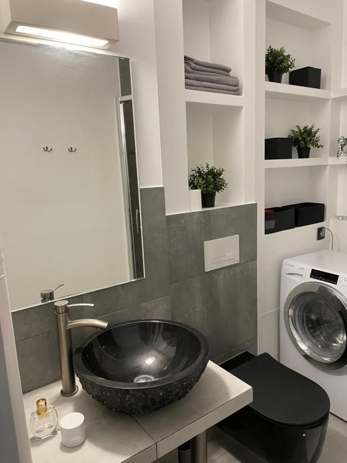 Grey Gucci Apartment City Center Варшава Екстериор снимка